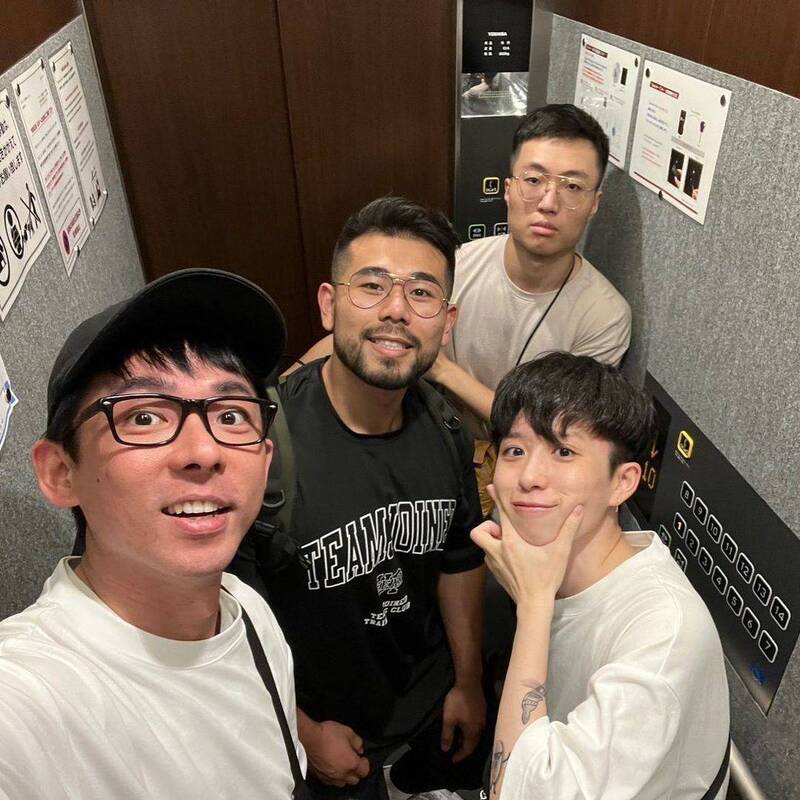 四角戀由YouTuber阿滴（左1）、HOOK（右1）、Peeta葛格（中前）及黃大謙（右後）組成。（翻攝自IG）