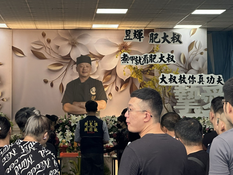 告別式湧入不少粉絲來送他最後一程。（民眾提供）