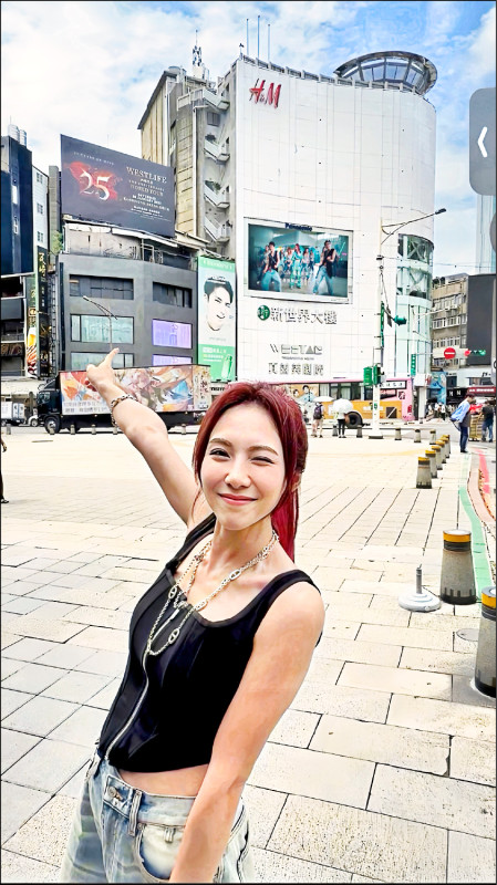 吳申梅新歌MV登上西門町6號出口新世界大樓的巨型螢幕。（喜上梅梢娛樂提供）