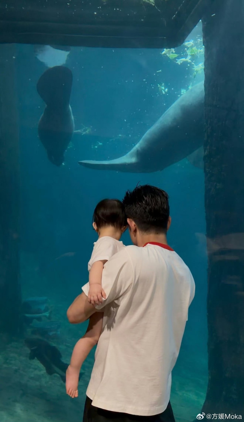 郭富城抱著10個月大的小女兒，滿滿父愛。（翻攝自微博）