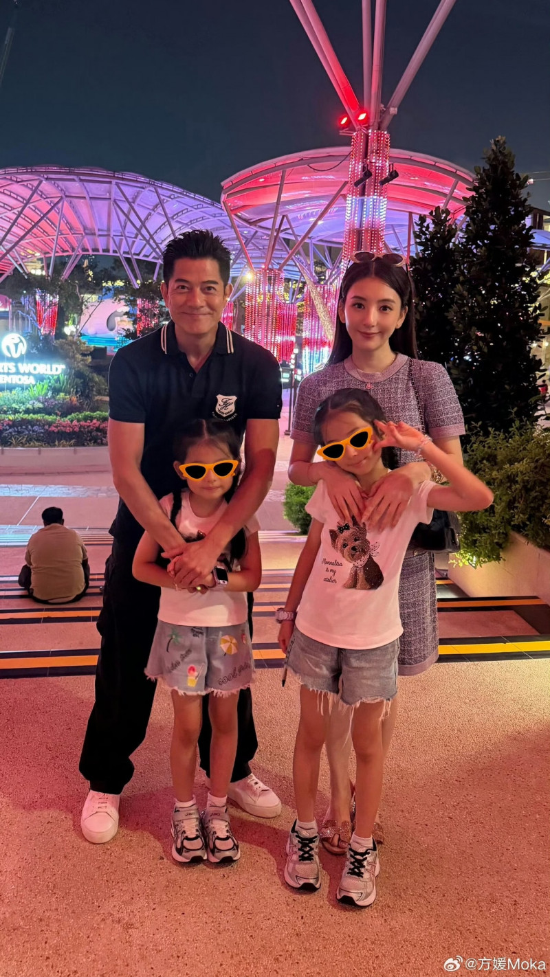 郭富城帶著妻女前往新加坡旅遊。（翻攝自微博）
