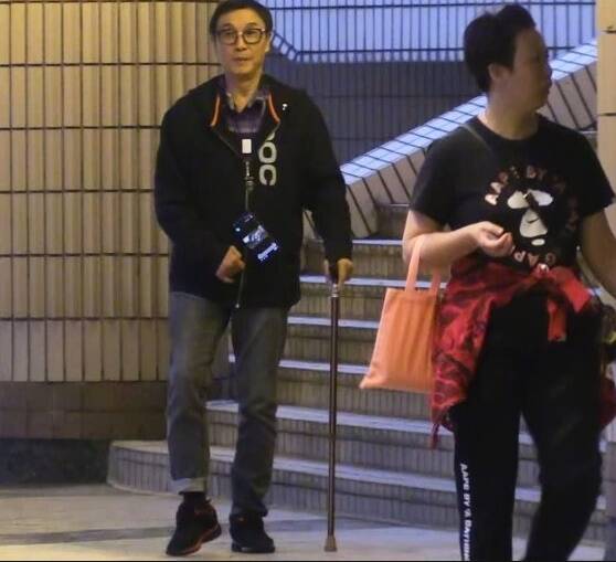 76歲劉松仁再傳健康亮紅燈 舉步維艱需全程攙扶