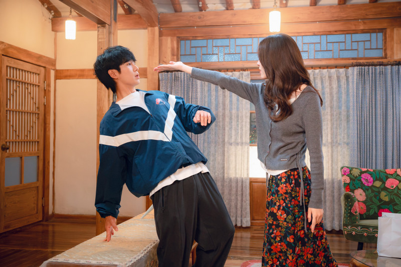 丁海寅（左）和賀營的演技火花似乎差一點火侯。（Netflix提供）