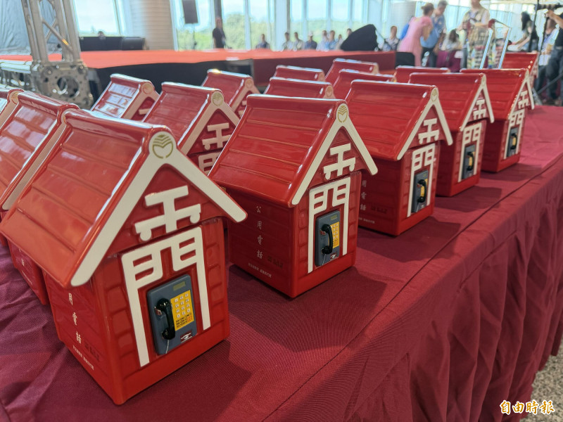 在市場引發關注的金酒公司「電話亭」紀念酒，也成了記者會場旁的另一個焦點。（記者吳正庭攝）