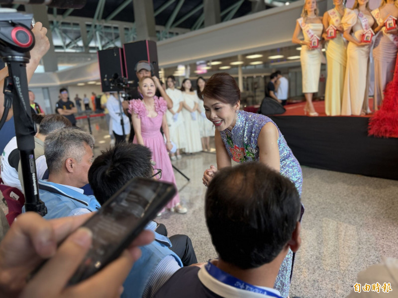 以金門媳婦自居的第21屆全球城市小姐世界盃邀請賽主席蕭美萍（彎身者），在現場招呼來賓入座。（記者吳正庭攝）