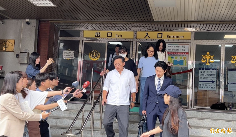 詹姆士今到士林地方法院開庭，承認觸犯驗資不實罪。（記者張文川攝）