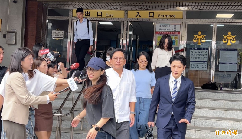詹姆士今到士林地方法院開庭，承認觸犯驗資不實罪。（記者張文川攝）