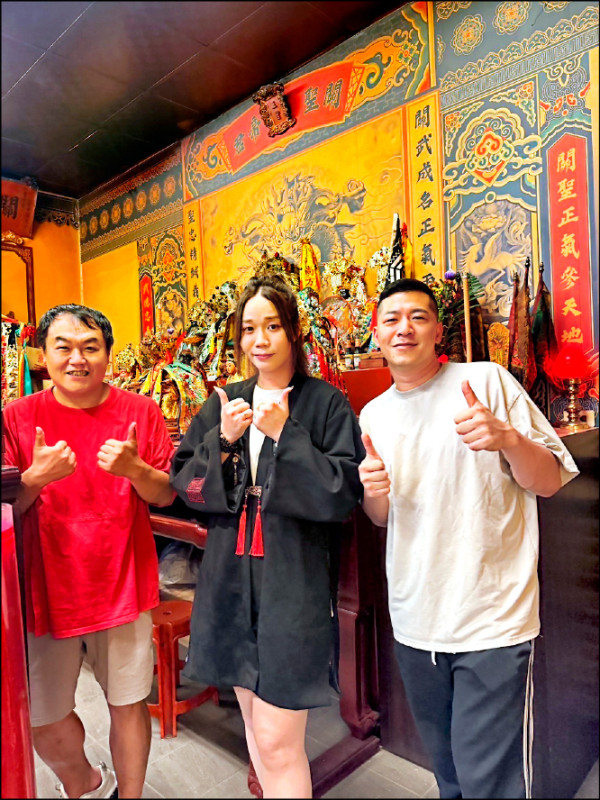 司徒建銘揪眾墓園大掃除 草爺砸百萬復刻先人故事