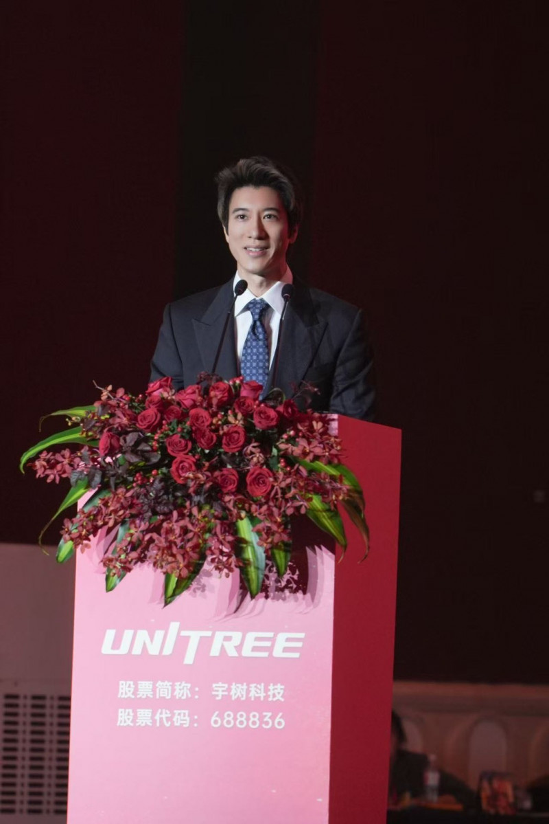 王力宏揪股神現身主桌 身旁驚見身家6372億中國富豪