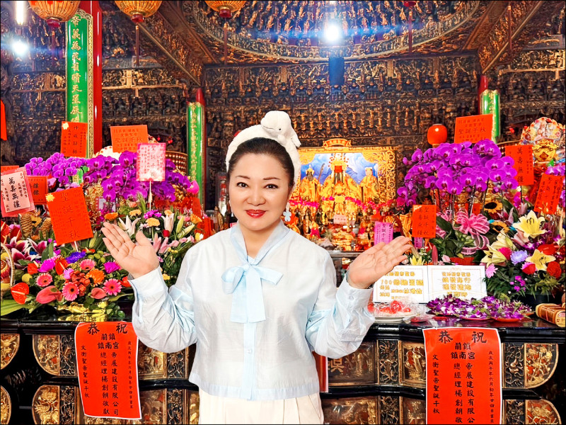 白冰冰自嘲九命怪貓 秀場黑道搶人頭臀中刀 帶子弟兵重返高雄鎮南宮 獻唱關聖帝君意義非凡