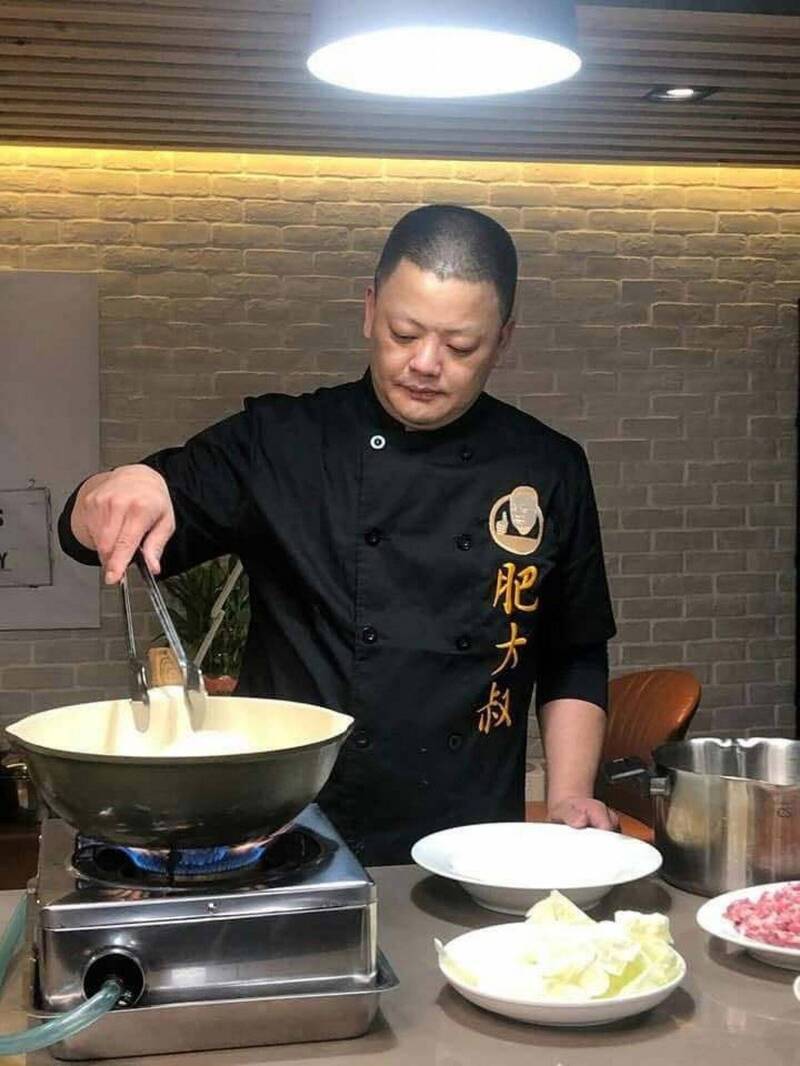 肥大叔常穿著黑色廚師服。（翻攝自臉書）
