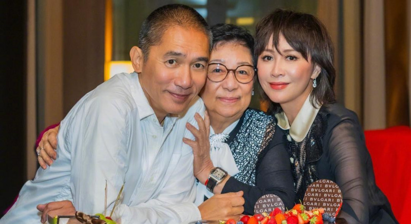 梁朝偉（左起）這一生都牽掛著媽媽以及愛妻劉嘉玲。（翻攝自微博）