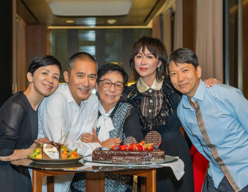 劉嘉玲曾經曬出梁朝偉的母親、妹妹以及妹夫的照片。（翻攝自IG）