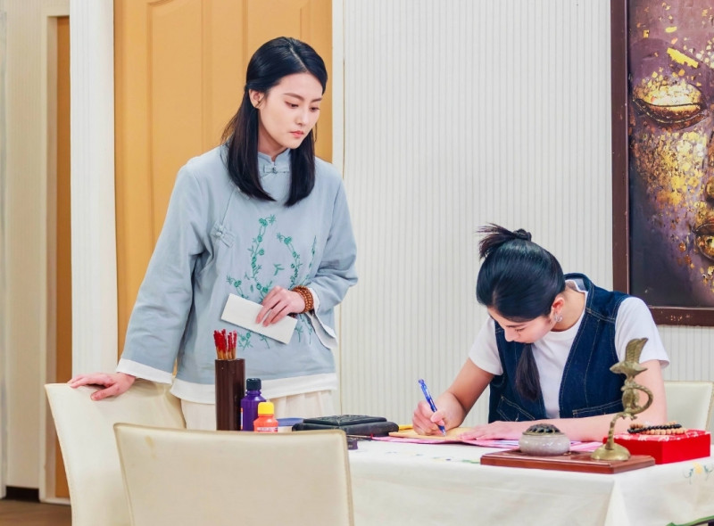 顏曉筠（左）在《樓上樓下》飾演通靈仙姑「夏如馨」。（中視提供）