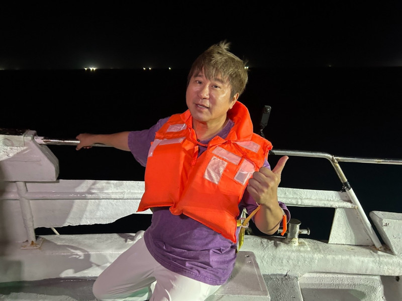 胡瓜吞藥親自出海!漆黑海面「萬魚狂跳」爆火光