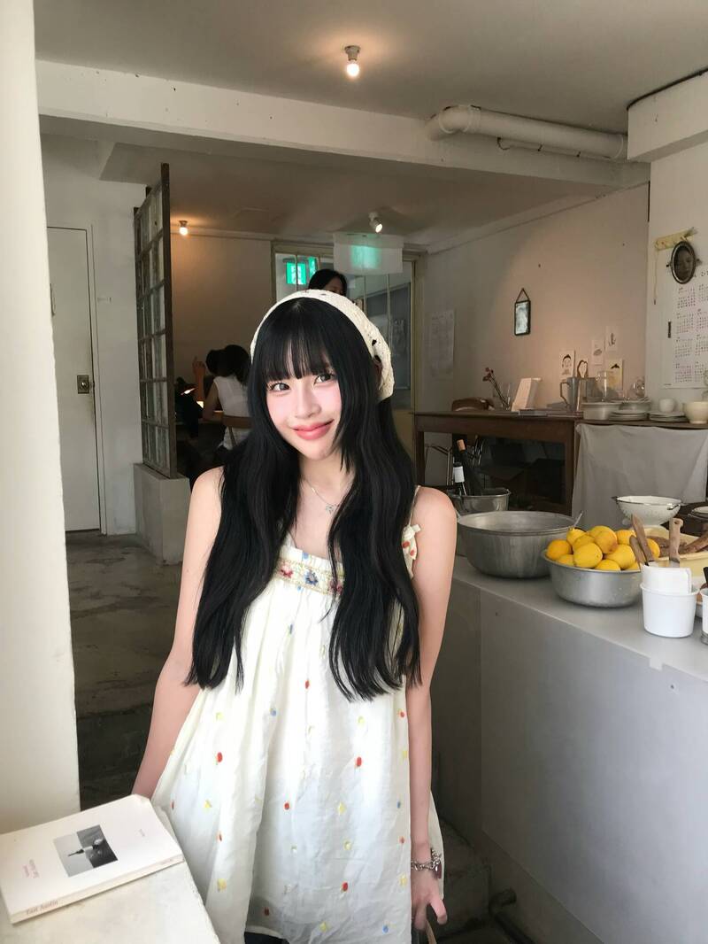 鈴擁有一雙靈動大眼，帶著甜美微笑。（翻攝自IG）