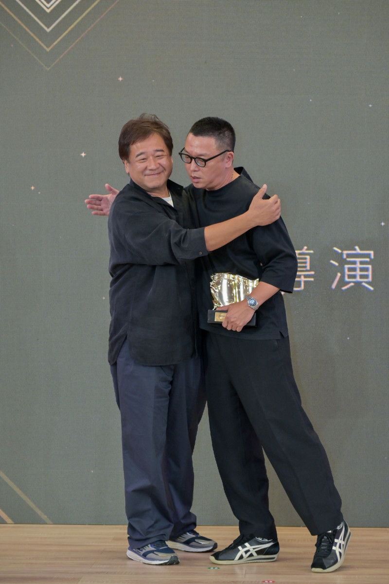 沈可尚以《深度安靜》奪下最佳導演等4座獎，從瞿友寧手中接下獎座。（桃園電影節提供）