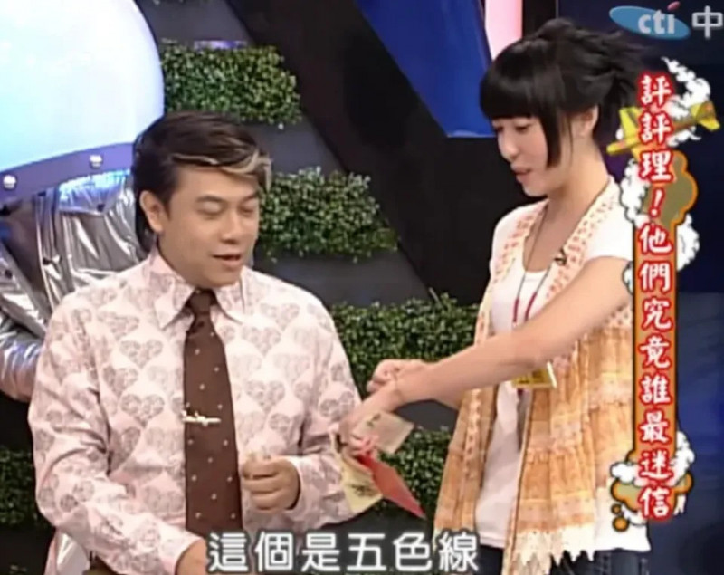 五熊（右）秀出手上戴的五色線給蔡康永看。（翻攝自YouTube）