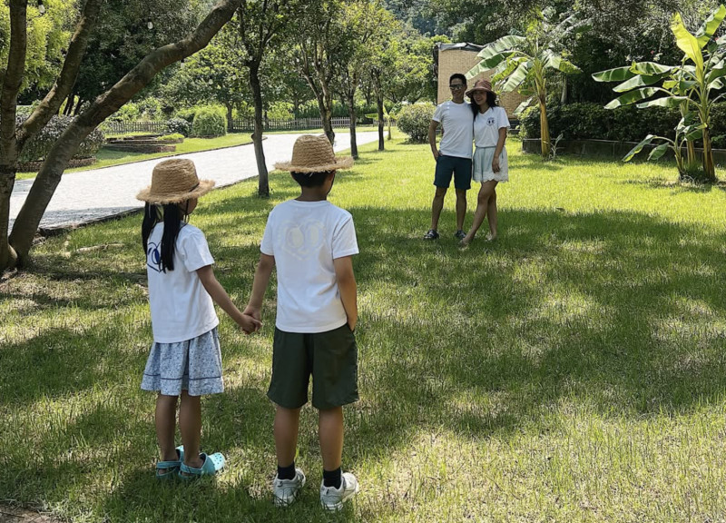 楊愛瑾與丈夫郭永淳帶著一雙兒女返鄉尋根，一家四口同框畫面洋溢幸福氛圍。（翻攝自IG）