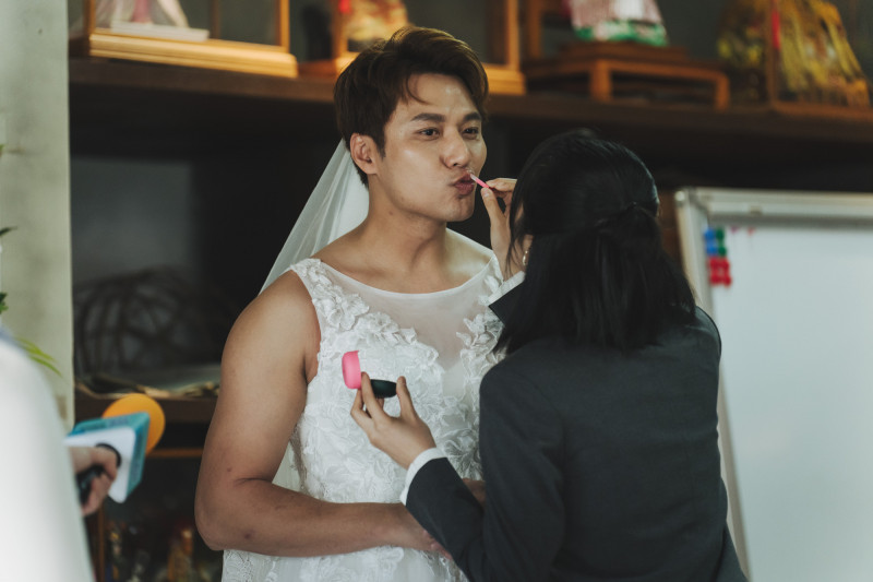 畫面太震撼!男星為娶老婆豁出去 大肌肌塞爆婚紗