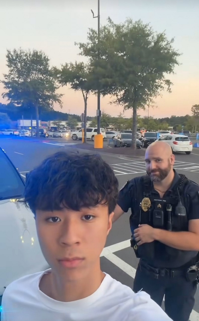 Ray遭請出店外還拿起手機跟警察合影。（翻攝自Threads）