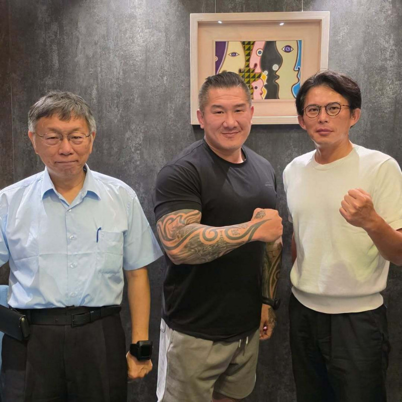 同框柯文哲、黃國昌!館長曝獲2人私下勉勵 突嗆黑粉「愛我還是賤」