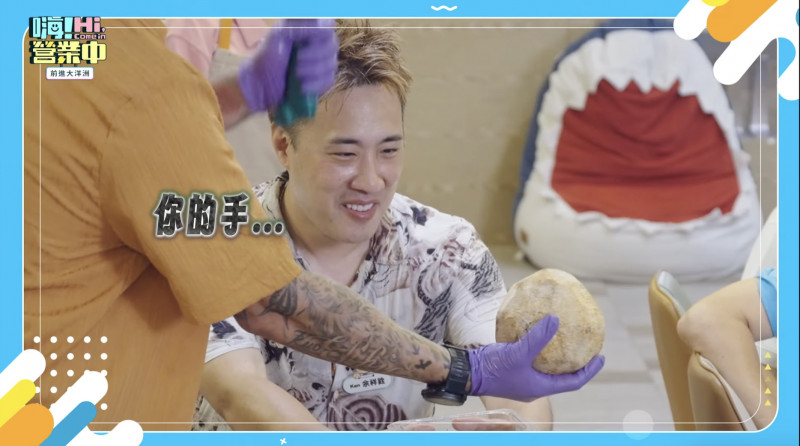 郭泓志拿大刀剖椰子。（翻攝自臉書）