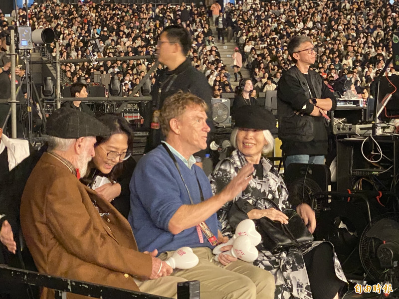 昆凌爺爺（左）曾到大巨蛋，和周董媽媽（右起）、昆凌爸爸一起看演唱會。（記者陳慧玲攝）
