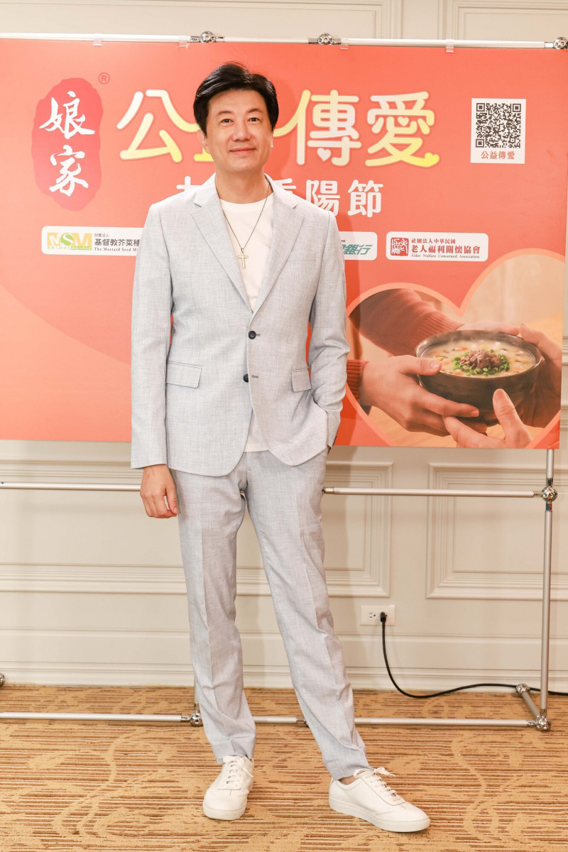 吳皓昇響應「九九重陽．娘家公益傳愛」，盼透過一份份物資，將溫暖送進長輩及弱勢家庭。（民視提供）