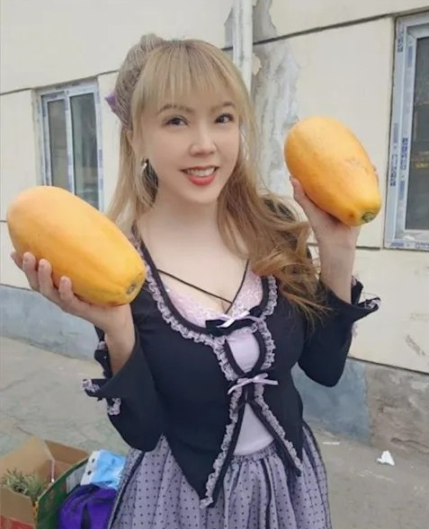 劉樂妍出道時以賣弄豐滿上圍為賣點。（翻攝自微博）