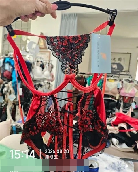 劉樂妍挑三揀四只剩情趣內衣適合她帶貨。（翻攝自微博）