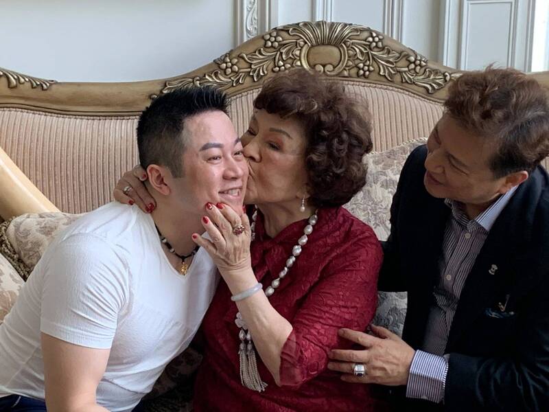 周遊母子情生變?「鮑魚王子」昔下跪認乾媽 現幾乎斷聯