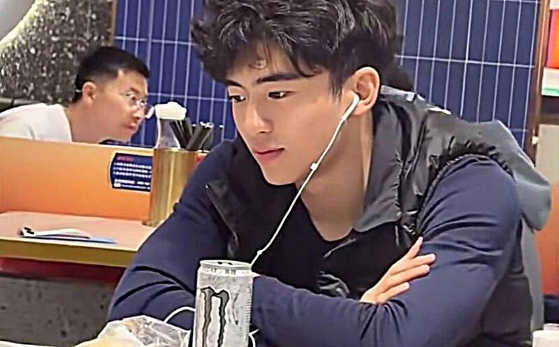 謝霆鋒長子雪梨街拍曝光!19歲Lucas復刻爸媽神顏、帥成金城武