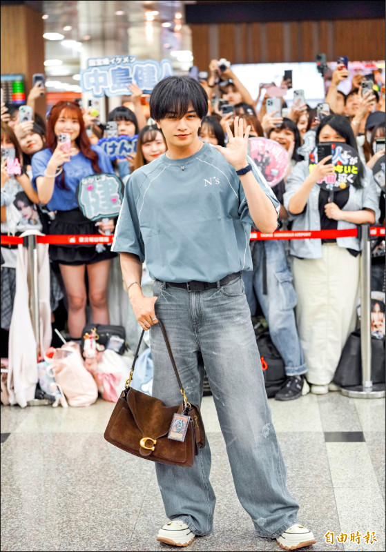 中島健人抵台送飛吻 施魔法征服接機粉絲