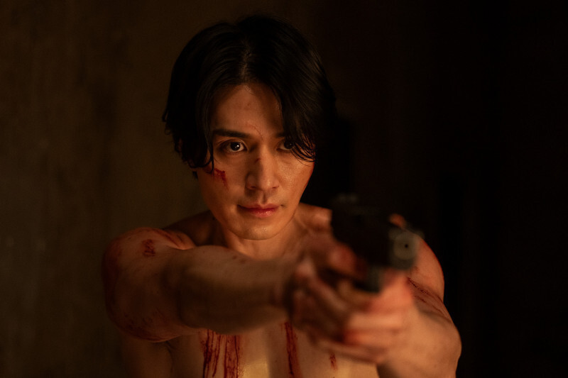 李棟旭在《殺人者的購物中心》裸上身負傷戰鬥。（Disney+提供）