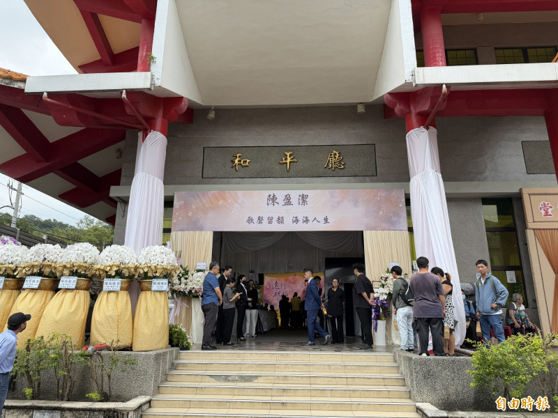 陳盈潔告別式遺照非傳統照片有原因 許富凱龍千玉表心意