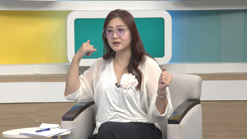 林鳳英談到丈夫猝逝後，自己一度遭警方長時間盤問。（和展影視提供）