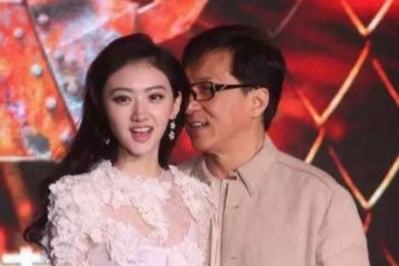 景甜曾被成龍「吃豆腐」? 舊照遭起底手放大腿掀熱議