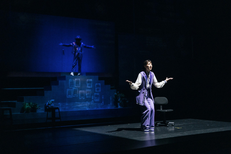 曾珮瑜（右）與叉燒在《都更男女》演出精彩。（金星文創提供）