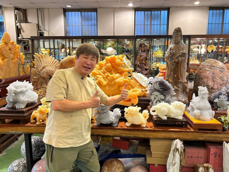 胡瓜繼前往鶯歌陶瓷老街站，欣賞陶瓷、水晶與各式藝品。（下面一位提供）