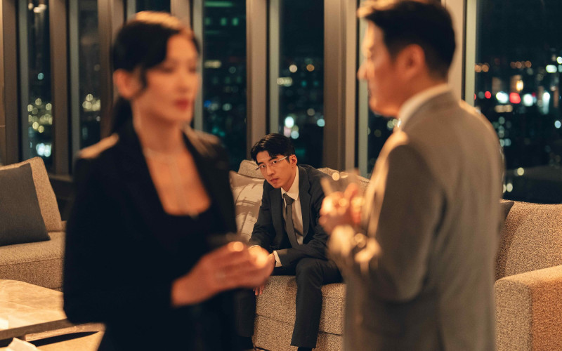 傅孟柏（中）在《黑白清道夫》捲政商暗局。（Netflix提供）