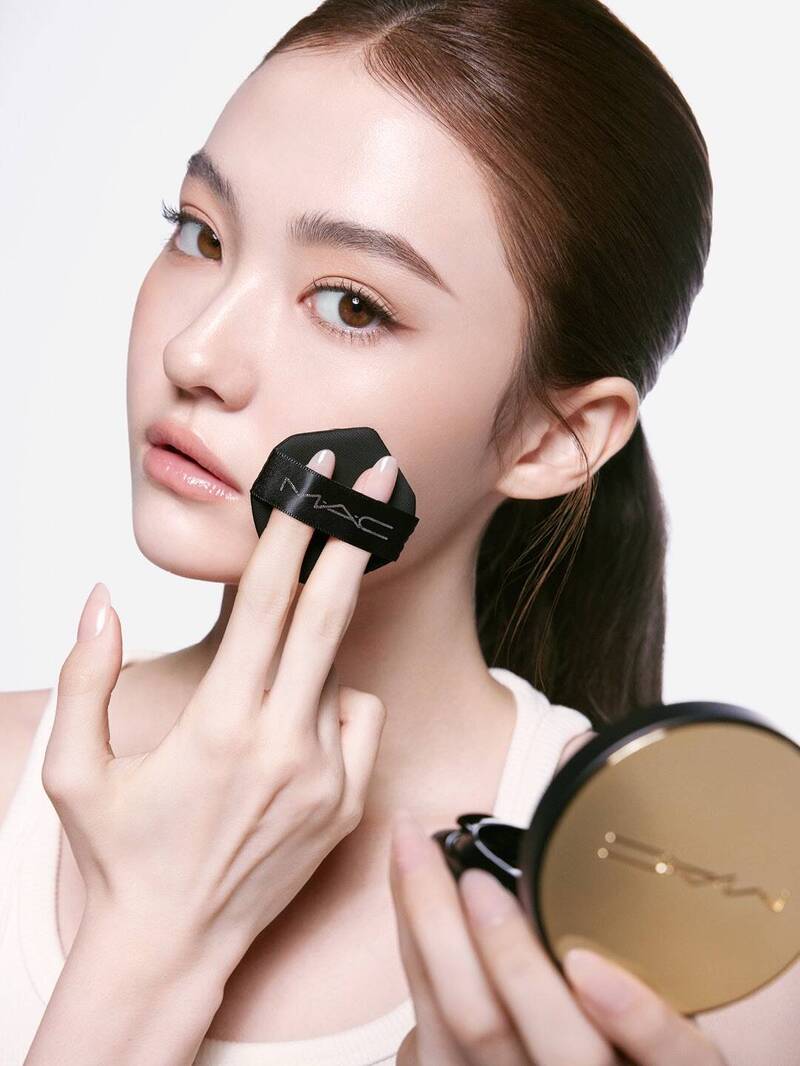Ella使用的MAC全新「超持妝奢緞氣墊精華」，同一顆氣墊就能變化兩種妝效。（下載自IG）