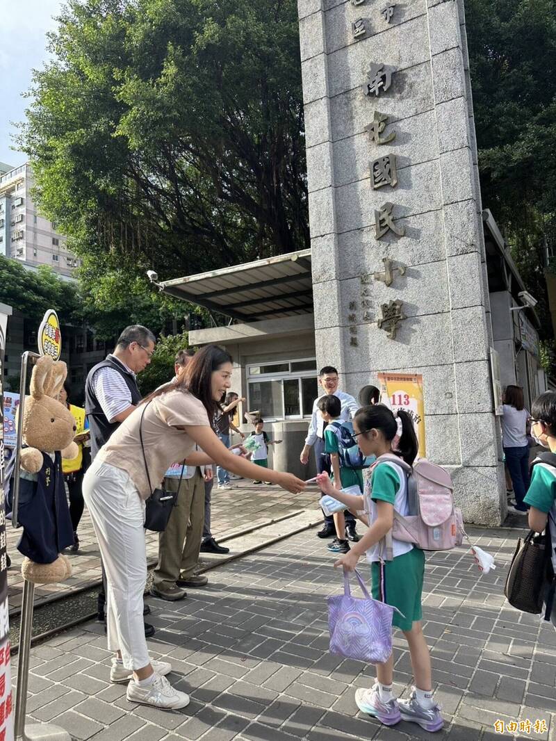 南屯國小家長會長侯湘婷（左2）開學日保護學童安全。（記者黃旭磊攝）