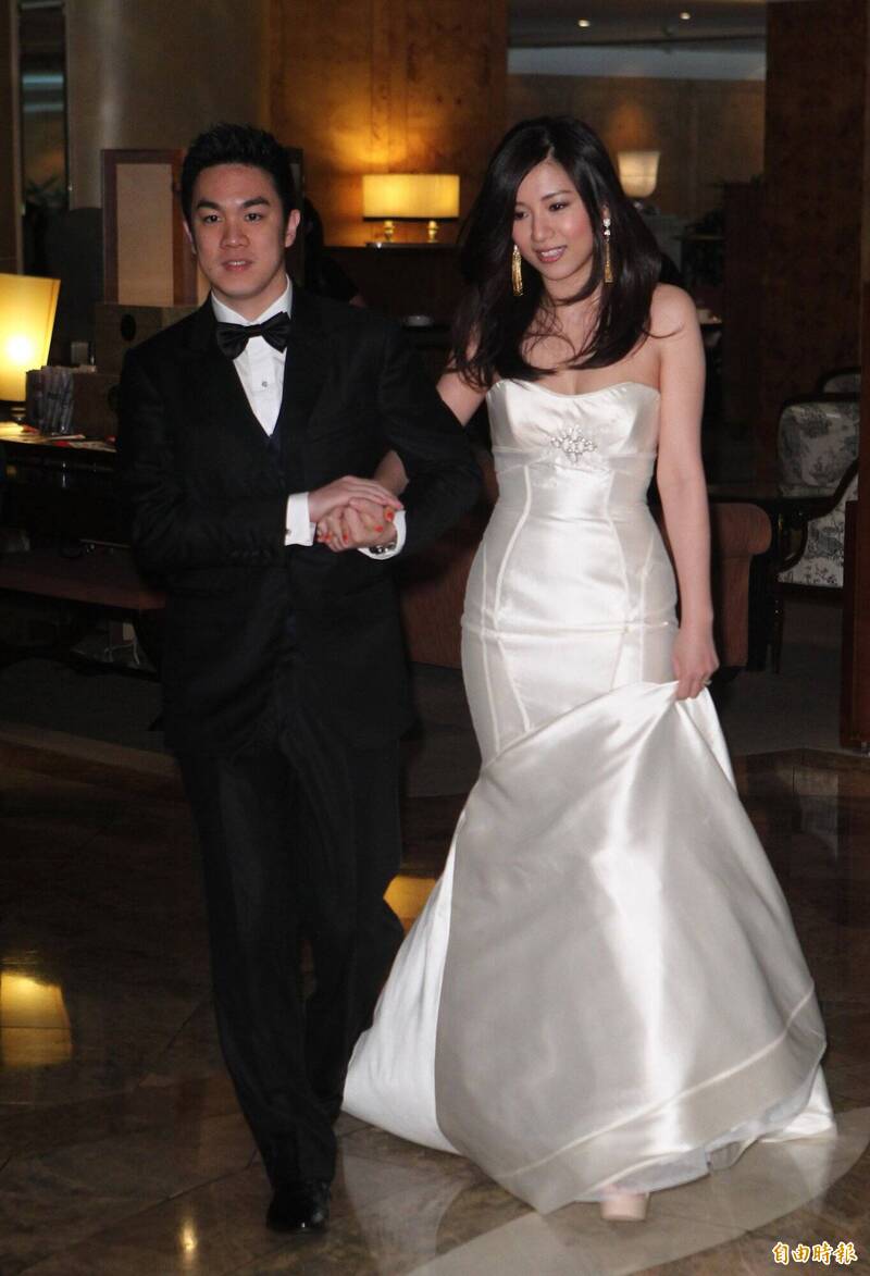 侯湘婷（右）與楊孟學於2013年步入禮堂。（資料照，記者胡舜翔攝）