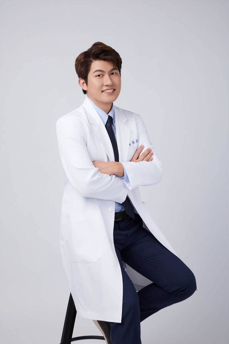 穿起白袍，張醫師乍看之下非常專業。（翻攝自張益豪臉書）