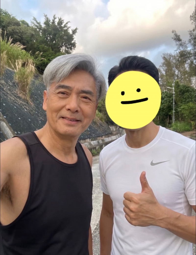 71歲周潤發山上晨跑被巧遇!頂銀髮親民自拍「越老越有魅力」