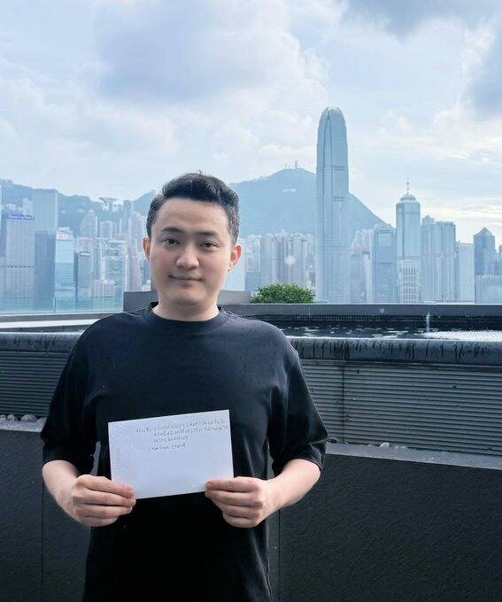 孫宇晨曬照證明自己在香港維多利亞港，背後則是IFC。（翻攝自X）