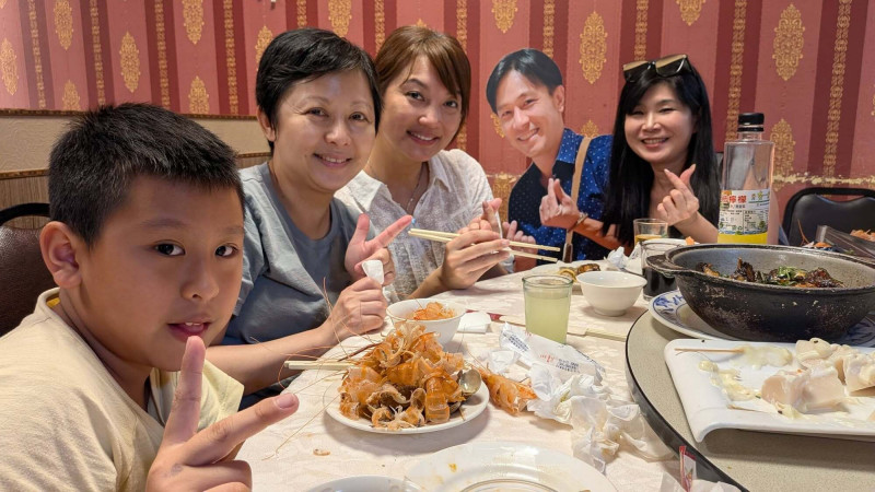 傅子純驟逝3個月「現身聚會」 緊伴遺孀惹鼻酸