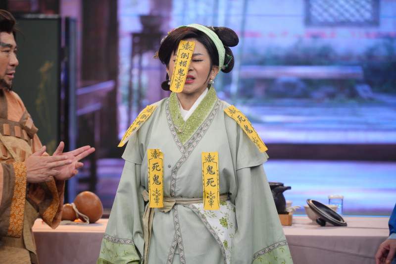 胡瓜一人演四角大當機！王彩樺「被貼符」驚喊：別撞我35萬鼻子
