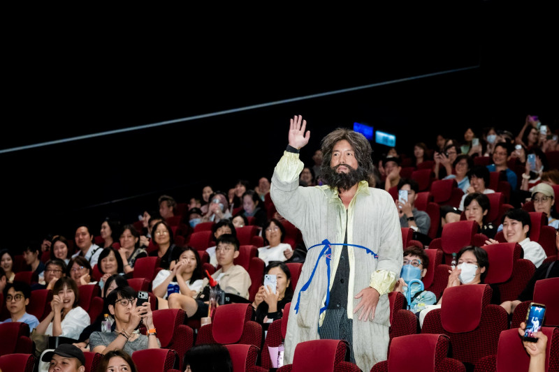 街友看電影突站起來!觀眾一看竟是大咖男星 沒人認得出